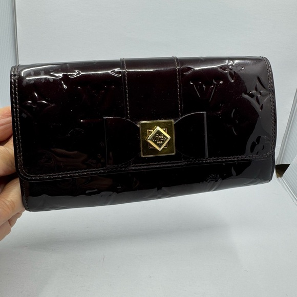 Louis Vuitton Amarante Monogram Vernis Sarah Noeud Wallet 22680 - Picture 1 of 11